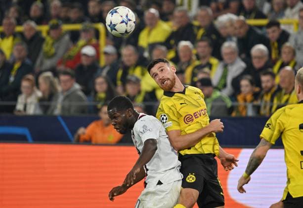 Salih Özcan (Borussia Dortmund), Salih Oezcan, re., gegen Yunus Musah (AC Mailand) 04.10.2023, Fussball Champions League, Saison 2023 2024, Vorrunde, 2. Spieltag, Borussia Dortmund - AC Mailand Dortmund Signal Iduna Park Nordrhein Westfalen Deutschland