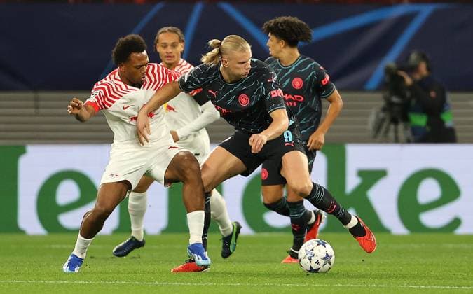 GER, UEFA Champions League, RB Leipzig vs Manchester City 04.10.2023, Leipzig, Red Bull Arena, GER, Saison 2023 2024, UEFA Champions League, Gruppe G, RasenBallsport Leipzig vs Manchester City im Bild Lois Openda (Leipzig) gegen Erling Haaland (Manchester) DFL regulations prohibit any use of photographs as image sequences and or quasi-video