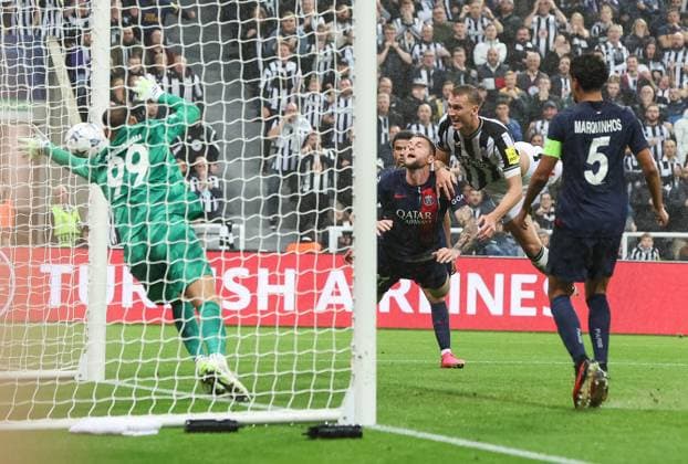Newcastle Upon Tyne, England, 4th October 2023. Dan Burn of Newcastle United heads to score during the UEFA Champions League match at St. James Park, Newcastle Upon Tyne. Picture credit should read: Nigel Roddis Sportimage EDITORIAL USE ONLY. No use with unauthorised audio, video, data, fixture lists, club league logos or live services. Online in-match use limited to 120 images, no video emulation. No use in betting, games or single club league player publications. SPI-2627-0019