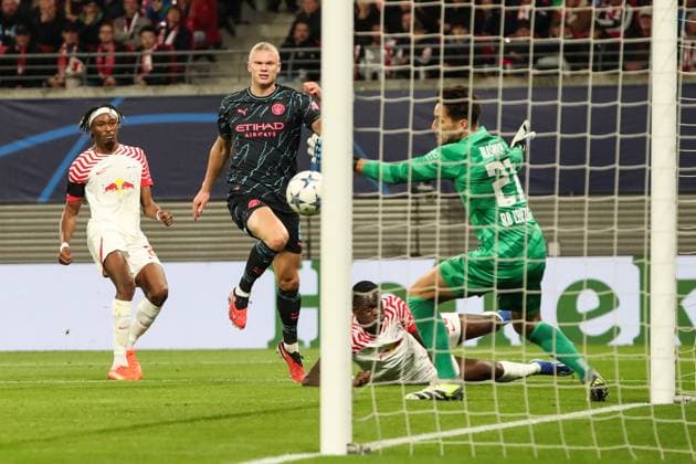 Erling Haaland (Manchester City,9) gegen Castello Lukeba (RB Leipzig,23), Mohamed Simakan (RB Leipzig,2), Torwart Janis Blaswich (RB Leipzig,21) - Champions League Saison 2023-2024 Gruppe G RB Leipzig vs. Manchester City in der Red Bull Arena in Leipzig - Aktion,Fussball,Deutschland,Mann,Männer,04.10.2023