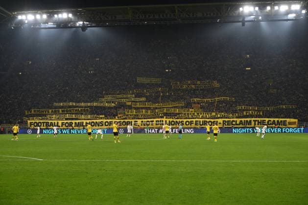 Fanprotest der BVB Fans auf der Südtribüne gegen UEFA Reformen 04.10.2023, Fussball Champions League, Saison 2023 2024, Vorrunde, 2. Spieltag, Borussia Dortmund - AC Mailand Dortmund Signal Iduna Park Nordrhein Westfalen Deutschland