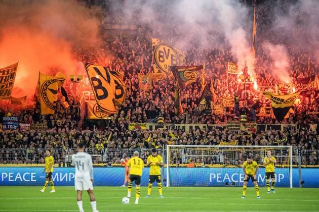 Sport Bilder des Tages Pyrotechnik Fans Borussia Dortmund GER, Borussia Dortmund vs. AC Mailand, Fussball, UEFA Champions League, 2. Spieltag, Spielzeit 2023 2024, 04.10.2023, Borussia Dortmund vs. AC Mailand, Fussball, UEFA Champions League, 2. Spieltag, Spielzeit 2023 2024, 04.10.2023 Dortmund Copyright: xEibner-Pressefoto HeshamxElsherix EP_HEF