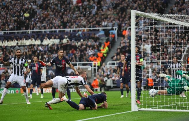 Newcastle United v Paris Saint-Germain UEFA Champions League Dan Burn of Newcastle United scores the second goal for his team during the UEFA Champions League Group F match at St. James s Park, Newcastle Copyright: xAndyxSumnerx FIL-19060-0055 UK Newspapers OUT
