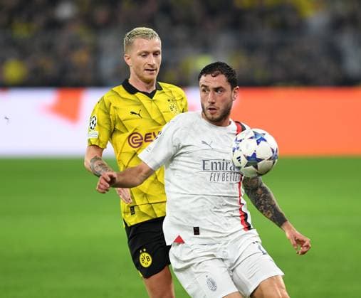 04.10.2023, Dortmund, Germany, Signal-Iduna-Park, Borussia Dortmund vs AC Milan - UEFA Champions League 2023 2024 - Group F, Marco Reus (Borussia Dortmund) und Davide Calabria (AC Mailand) im Zweikampf (Foto Ralf Treese) Dortmund Signal-Iduna-Park North Rhine-Westphalia Germany