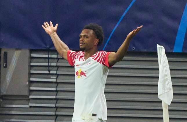 Lois Openda, RB Leipzig 17 scores, shoots goal , Tor, Treffer, Torschuss, 1-1, celebrates his goal, happy, laugh, celebration, in the group G stage match RB LEIPZIG - MANCHESTER CITY of football UEFA Champions League in season 2023 2024 in Leipzig, Oct 4, 2023. Gruppenphase, , RBL, Red Bull