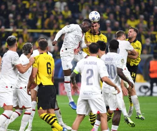 04.10.2023, Dortmund, Germany, Signal-Iduna-Park, Borussia Dortmund vs AC Milan - UEFA Champions League 2023 2024 - Group F, Fikayo Tomori (AC Mailand) und Mats Hummels (Borussia Dortmund) im Zweikampf (Foto Ralf Treese) Dortmund Signal-Iduna-Park North Rhine-Westphalia Germany