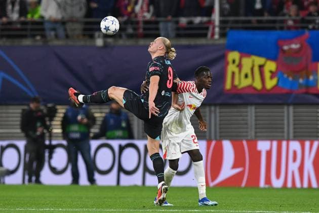 Fussball, Herren, Saison 2023 2024, UEFA Champions League (Gruppe G, 2. Spieltag), RB Leipzig - Manchester City, v. l. Erling Haaland (Manchester City) und Castello Lukeba (RB Leipzig) im Zweikampf, battle for the ball, 04.10. 2023, Copyright: xSebastianxRäppold MatthiasxKochx