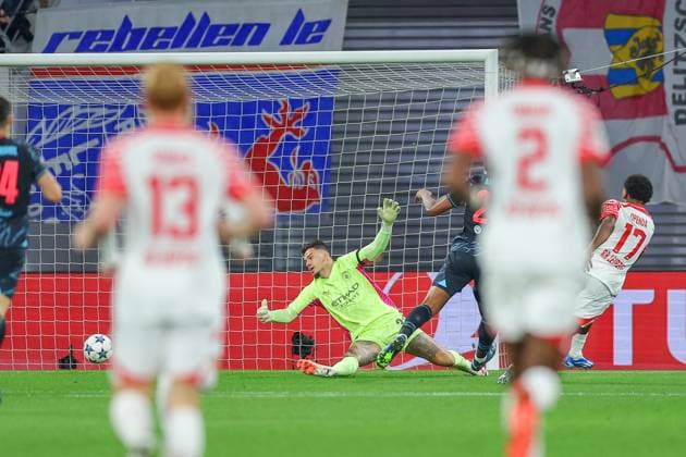 RB Leipzig - Manchester City Champions League Leipzig, 04.10.2023, Red Bull Arena, Fussball, Männer, Saison 2023 2024, UEFA Champions League, Gruppenphase, 2. Spieltag , RB Leipzig - Manchester City , Im Bild: Tor für Leipzig, Lois Openda (17, RB Leipzig) trifft zum 1:1 gegen Torwart Ederson (31, Manchester) ,