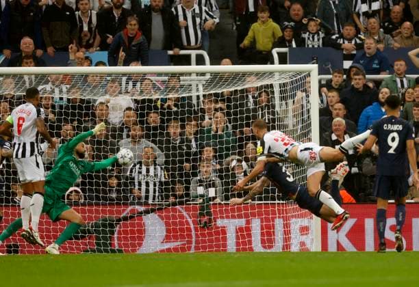 Newcastle United FC v Paris Saint-Germain: Group F - UEFA Champions League 2023 24 Dan Burn of Newcastle United scores 2nd goal with diving header during the UEFA Champions League match between Newcastle United and Paris Saint-Germain at St. James Park on October 4, 2023 in Newcastle Upon Tyne, England. Newcastle St. James Park England United Kingdom Copyright: xRichardxSellers Sportsphoto APLx 13956129