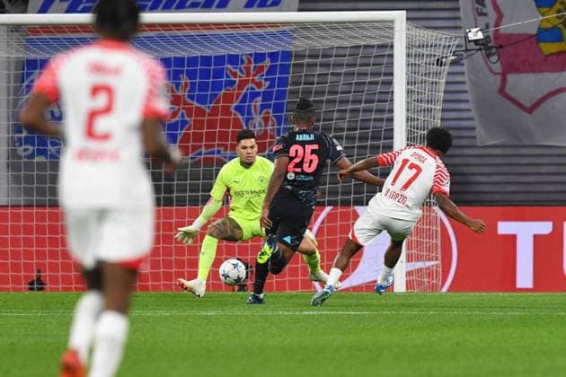Fussball, Herren, Saison 2023 2024, UEFA Champions League (Gruppe G, 2. Spieltag), RB Leipzig - Manchester City, v. l. Lois Openda (RB Leipzig) erzielt das Tor zum 1:1, 04.10. 2023, Copyright: xSebastianxRäppold MatthiasxKochx