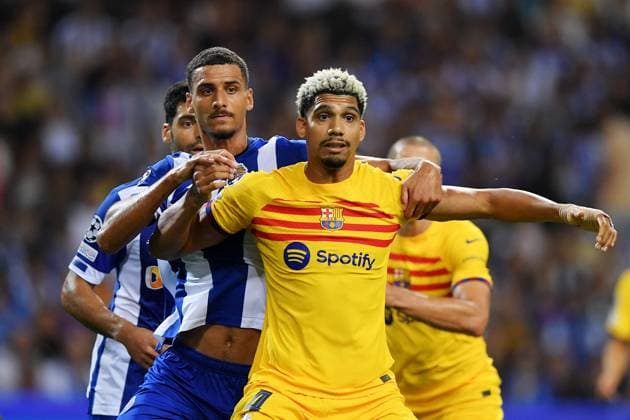 4th October 2023: Dragao Stadium, Porto, Portugal; Champions League Football, Porto versus FC Barcelona, Barca David Carmo of Porto challenges Ronald Ara& xfa;jo of Barcelona  ActionPlus12561479 DanielxCastro