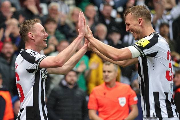 UEFA Champions League Newcastle United v Paris Saint-Germain Sean Longstaff 36 of Newcastle United celebrates his goal to make it 3-0 with Dan Burn 33 of Newcastle United during the UEFA Champions League match Newcastle United vs Paris Saint-Germain at St. James s Park, Newcastle, United Kingdom, 4th October 2023 (Photo by Mark Cosgrove News Images) Newcastle St. James s Park Tyne and Wear United Kingdom Copyright: xMarkxCosgrove NewsxImagesx