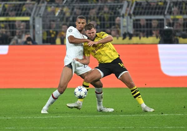 Niclas Füllkrug (Borussia Dortmund), re., gegen Malick Thiaw (AC Mailand) 04.10.2023, Fussball Champions League, Saison 2023 2024, Vorrunde, 2. Spieltag, Borussia Dortmund - AC Mailand Dortmund Signal Iduna Park Nordrhein Westfalen Deutschland