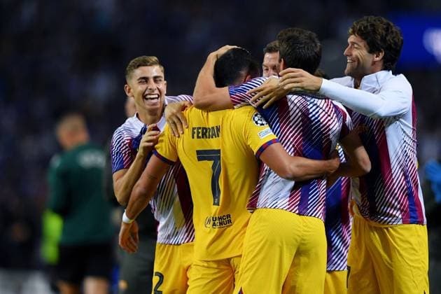Estadio do Dragao Barcelona players celebrate Ferran Torres goal during the match between Porto and Barcelona, in the 2nd round of Group H of the 2023 2024 UEFA Champions League at Estadio do Dragao this Wednesday, 04. 30761 (Daniel Castro SPP) Copyright: xDanielxCastrox xSPPx spp-en-DaCa-DVC_2650