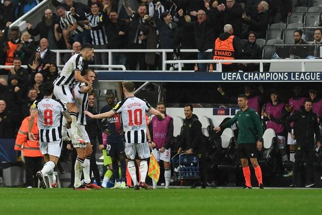 Celebrations after Dan Burn of Newcastle United scores his teams 2nd goal during the UEFA Champions League match between Newcastle United and Paris Saint Germain at St. James s Park, Newcastle, England on 4 October 2023. Copyright: xAndyxRowlandx PMI-5817-0024