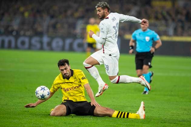 UEFA Champions League, Borussia Dortmund - AC Mailand, 04.10.2023 Mats Hummels (Borussia Dortmund, 15) im Zweikampf mit Theo Hernandez (AC Mailand, 19), UEFA Champions League, Borussia Dortmund - AC Mailand, 2. Gruppenspiel, am 4.10.2023, Signal Iduna Park, Dortmund UEFA regulations prohibit any use of photographs as image sequences and or quasi-video Copyright: xBEAUTIFULxSPORTS Meuselx