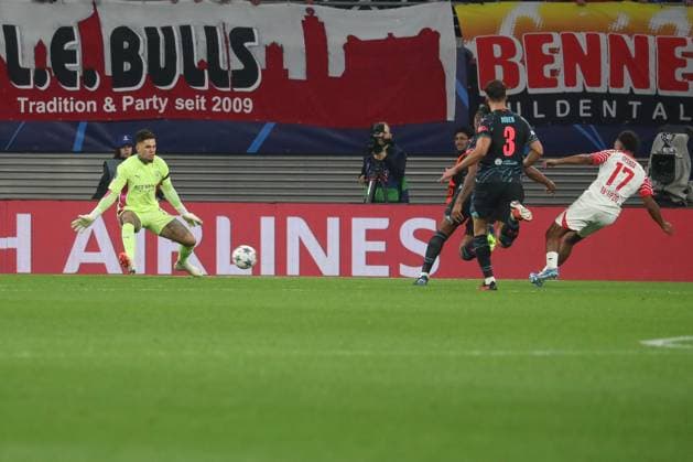 04.10.2023, xgox, Fussball UEFA Champions League, RB Leipzig - Manchester City emspor, v.l. Tor zum 1:1 durch Lois Openda (Leipzig, 17) (DFL DFB REGULATIONS PROHIBIT ANY USE OF PHOTOGRAPHS as IMAGE SEQUENCES and or QUASI-VIDEO) Leipzig