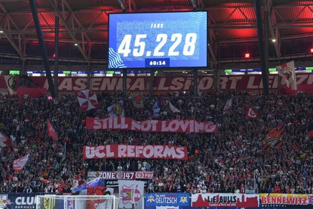 Fussball, Herren, Saison 2023 2024, UEFA Champions League (Gruppe G, 2. Spieltag), RB Leipzig - Manchester City, v. l. Anzeigetafel mit der Zuschauerzahl von 45.228, 04.10. 2023, Copyright: xSebastianxRäppold MatthiasxKochx