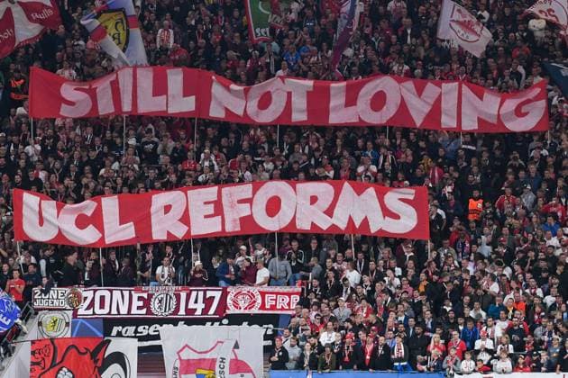 Fussball, Herren, Saison 2023 2024, UEFA Champions League (Gruppe G, 2. Spieltag), RB Leipzig - Manchester City, v. l. Die Fans von RB Leipzig mit einem Banner: Still not loving - UCL reforms, 04.10. 2023, Copyright: xSebastianxRäppold MatthiasxKochx