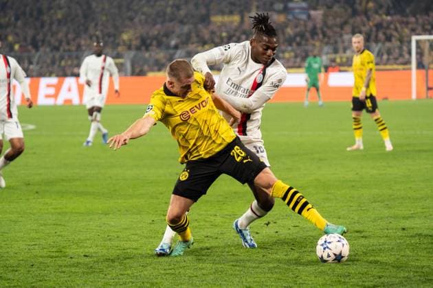 GER, Champions League BV Borussia Dortmund vs AC Mailand Milan 04.10.2023, Signal Iduna Park, Dortmund, GER, Champions League BV Borussia Dortmund vs AC Mailand Milan Im Bild: Zweikampf zwischen Julian Ryerson (BV Borussia Dortmund, 26) und Rafael Leao Leao (AC Mailand Milan, 10)