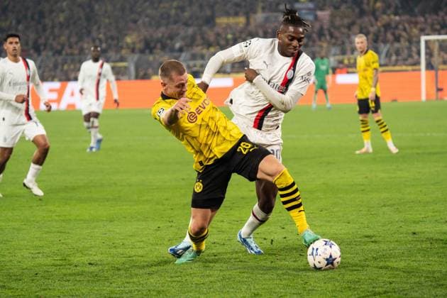GER, Champions League BV Borussia Dortmund vs AC Mailand Milan 04.10.2023, Signal Iduna Park, Dortmund, GER, Champions League BV Borussia Dortmund vs AC Mailand Milan Im Bild: Zweikampf zwischen Julian Ryerson (BV Borussia Dortmund, 26) und Rafael Leao Leao (AC Mailand Milan, 10)