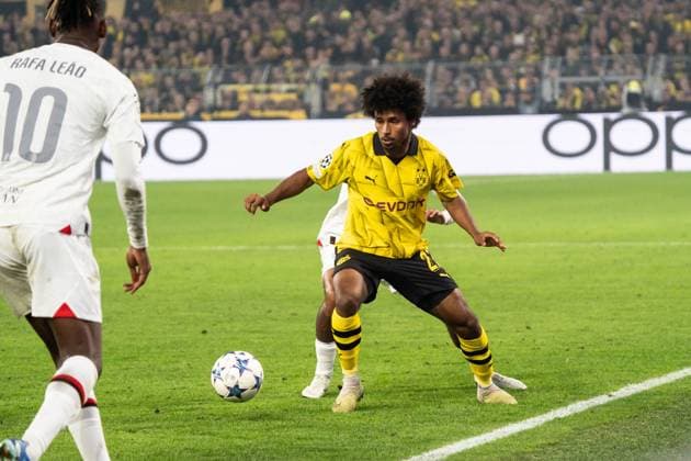 GER, Champions League BV Borussia Dortmund vs AC Mailand Milan 04.10.2023, Signal Iduna Park, Dortmund, GER, Champions League BV Borussia Dortmund vs AC Mailand Milan Im Bild: Zweikampf zwischen Karim Adeyemi (BV Borussia Dortmund, 27) und Tijjani Reijnders (AC Mailand Milan, 14)