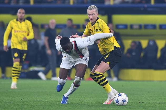 Fußball Champions Gruppenphase 2. Spieltag Borussia Dortmund - AC Mailand am 04.10.2023 im Signal Iduna Park in Dortmund Fikayo Tomori ( Mailand ), vorne - Marco Reus ( Dortmund ), hinten