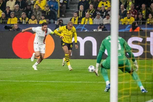 Davide Calabria (AC Mailand, 02), Donyell Malen (Borussia Dortmund, 21) GER, Borussia Dortmund vs. AC Mailand, Fussball, UEFA Champions League, 2. Spieltag, Spielzeit 2023 2024, 04.10.2023, Borussia Dortmund vs. AC Mailand, Fussball, UEFA Champions League, 2. Spieltag, Spielzeit 2023 2024, 04.10.2023 Dortmund Copyright: xEibner-Pressefoto HeshamxElsherix EP_HEF