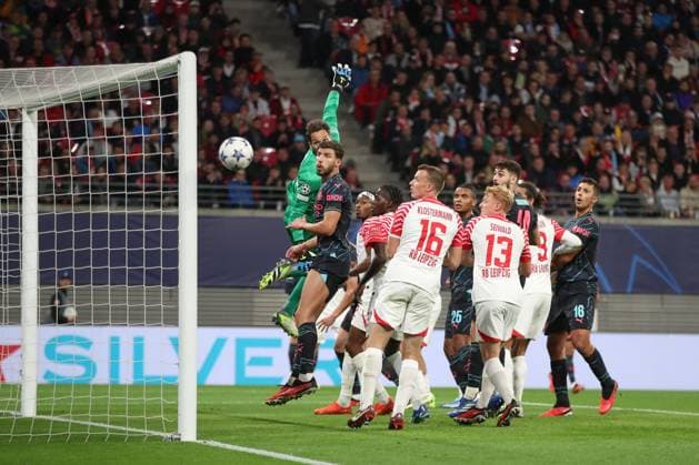 04.10.2023, xtgx, Fussball UEFA Champions League, RB Leipzig - Manchester City emspor, v.l. Ball trifft die Latte (DFL DFB REGULATIONS PROHIBIT ANY USE OF PHOTOGRAPHS as IMAGE SEQUENCES and or QUASI-VIDEO) Leipzig