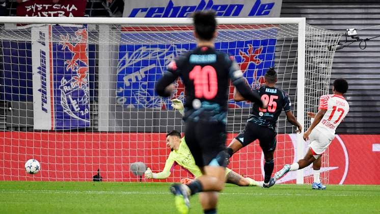 Sport Bilder des Tages Fußball UEFA Champions League, Saison 2023 2024, Gruppenphase, 2. Spieltag, RB Leipzig vs. Manchester City (04.10.2023) Torschütze Lois Openda (Mittelstuermer RB Leipzig, Rueckennummer 17, 17) (re.) erzielt gegen Manuel Akanji (Innenverteidiger Manchester City, Rueckennummer 25) und Ederson (Torwart Manchester City, Rueckennummer 31) das 1:1 beim Spiel RB Leipzig gegen Manchester City (04.10.2023) Leipzig Sachsen Deutschland Red Bull Arena