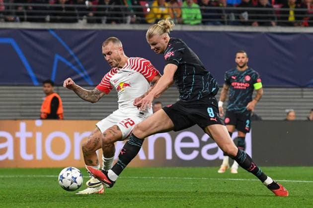 Fussball, Herren, Saison 2023 2024, UEFA Champions League (Gruppe G, 2. Spieltag), RB Leipzig - Manchester City, v. l. David Raum (RB Leipzig) und Erling Haaland (Manchester City) im Zweikampf, battle for the ball, 04.10. 2023, Copyright: xSebastianxRäppold MatthiasxKochx