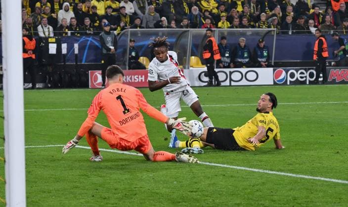 Samuel Chukwueze (AC Mailand) scheitert an Torwart Gregor Kobel (Borussia Dortmund), rechts Ramy Bensebaini (Borussia Dortmund) 04.10.2023, Fussball Champions League, Saison 2023 2024, Vorrunde, 2. Spieltag, Borussia Dortmund - AC Mailand Dortmund Signal Iduna Park Nordrhein Westfalen Deutschland