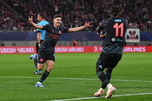Fussball, Herren, Saison 2023 2024, UEFA Champions League (Gruppe G, 2. Spieltag), RB Leipzig - Manchester City, v. l. Julian Alvarez (Manchester City) Torjubel, jubelt nach dem Tor zum 1:2, 04.10. 2023, Copyright: xSebastianxRäppold MatthiasxKochx