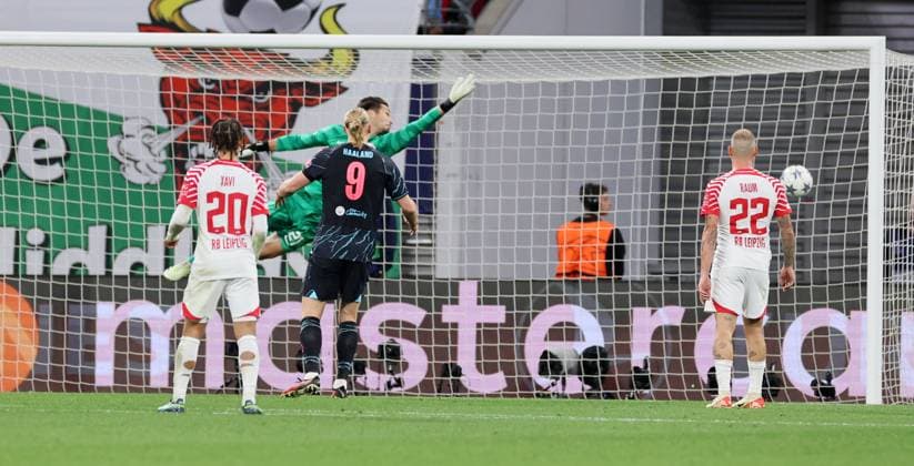 RB Leipzig - Manchester City Champions League Leipzig, 04.10.2023, Red Bull Arena, Champions League, Gruppe G , RB LEIPZIG vs. MANCHESTER CITY FC , Tor für Manchester zur 2:1 Führung. Im Bild: Torwart Janis Blaswich (21, RB Leipzig) kassiert den Treffer von Torschütze Julian Alvarez (nicht im Bild, Manchester) ,