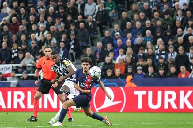 UEFA Champions League Newcastle United v Paris Saint-Germain Alexander Isak 14 of Newcastle United has a shot at goal during the UEFA Champions League match Newcastle United vs Paris Saint-Germain at St. James s Park, Newcastle, United Kingdom, 4th October 2023 (Photo by Mark Cosgrove News Images) Newcastle St. James s Park Tyne and Wear United Kingdom Copyright: xMarkxCosgrove NewsxImagesx