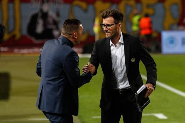 BELGRADE, SERBIA - OCTOBER 4: head coach Raphael Wicky of Young Boys (R) with head coach Barak Bakhar of Crvena zvezda (L) during the UEFA Champions League Group Stage Group G match between FK Crvena zvezda and Young Boys at Stadion Rajko Mitic on October 4, 2023 in Belgrade, Serbia. Belgrade Stadion Rajko Mitic Serbia Copyright: xJustPictures.ch NikolaxKrsticx jp-en-EuSpIm-_G8I2708 20231004