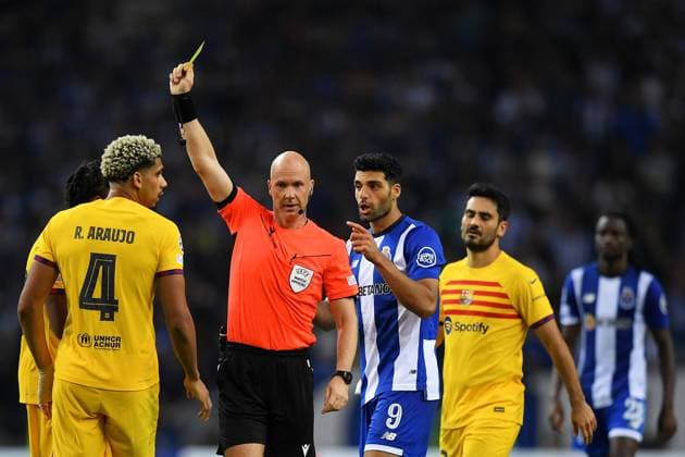 Estadio do Dragao Referee Anthony Taylor (ENG), shows a yellow card to Barcelona s Jules Kounde, during the match between Porto and Barcelona, in the 2nd round of Group H of the 2023 2024 UEFA Champions League at Estadio do Dragao this Wednesday, 04 30761 (Daniel Castro SPP) Copyright: xDanielxCastrox xSPPx spp-en-DaCa-DVC_2683