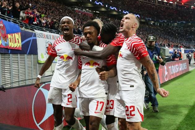 Torjubel - Torschütze Lois Openda (RB Leipzig,17) trifft zum 1-1 mit Mohamed Simakan (RB Leipzig,2) und David Raum (RB Leipzig,22) - Champions League Saison 2023-2024 Gruppe G RB Leipzig vs. Manchester City in der Red Bull Arena in Leipzig - Aktion,Fussball,Deutschland,Mann,Männer,04.10.2023