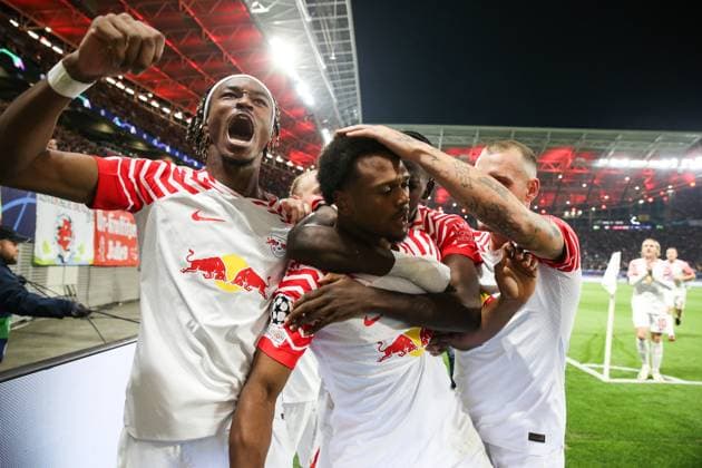 Torjubel - Torschütze Lois Openda (RB Leipzig,17) trifft zum 1-1 mit Mohamed Simakan (RB Leipzig,2) und David Raum (RB Leipzig,22) - Champions League Saison 2023-2024 Gruppe G RB Leipzig vs. Manchester City in der Red Bull Arena in Leipzig - Aktion,Fussball,Deutschland,Mann,Männer,04.10.2023
