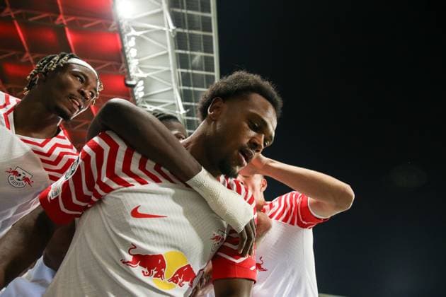 Torjubel - Torschütze Lois Openda (RB Leipzig,17) trifft zum 1-1 - Champions League Saison 2023-2024 Gruppe G RB Leipzig vs. Manchester City in der Red Bull Arena in Leipzig - Aktion,Fussball,Deutschland,Mann,Männer,04.10.2023