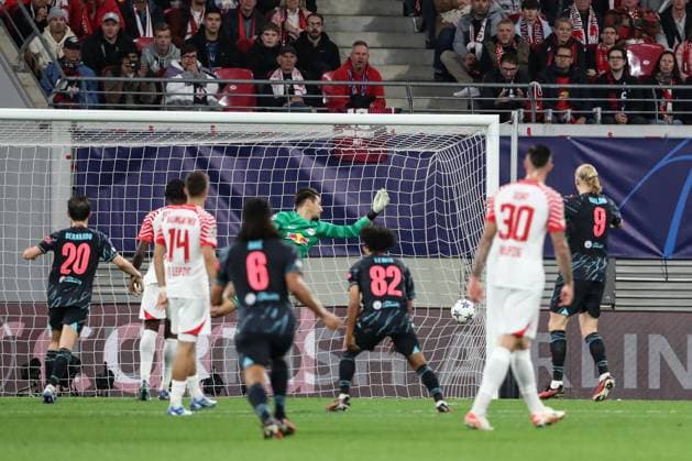 Torschütze Julian Alvarez (Manchester City,19) trifft zum 1-2, hier streckt sich Torwart Janis Blaswich (RB Leipzig,21) vergeblich - Champions League Saison 2023-2024 Gruppe G RB Leipzig vs. Manchester City in der Red Bull Arena in Leipzig - Aktion,Fussball,Deutschland,Mann,Männer,04.10.2023