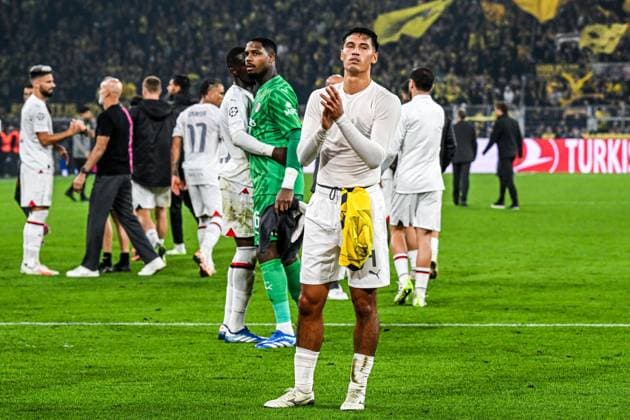 DORTMUND - Tijjani Reijders of AC Milan thanks the fans during the UEFA Champions League match between Borussia Dortmund and AC Milan at the Signal Iduna Park on October 4, 2023 in Dortmund, Germany. ANP Hollandse Hoogte UEFA Champions League 2023 24 2023 2024 xVIxANPxSportx xGerritxvanxKeulenxIVx 480250373 originalFilename: 480250373.jpg