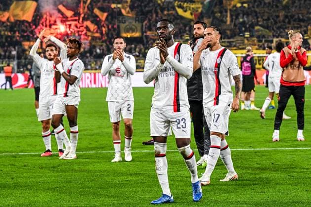 DORTMUND - Fikayo Tomori of AC Milan thanks the fans during the UEFA Champions League match between Borussia Dortmund and AC Milan at Signal Iduna Park on October 4, 2023 in Dortmund, Germany. ANP Hollandse Hoogte UEFA Champions League 2023 24 2023 2024 xVIxANPxSportx xGerritxvanxKeulenxIVx 480250429 originalFilename: 480250429.jpg
