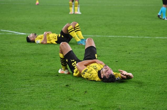 Mats Hummels (Borussia Dortmund), vorne, und Emre Can (Borussia Dortmund) nach dem Abpfiff 04.10.2023, Fussball Champions League, Saison 2023 2024, Vorrunde, 2. Spieltag, Borussia Dortmund - AC Mailand Dortmund Signal Iduna Park Nordrhein Westfalen Deutschland