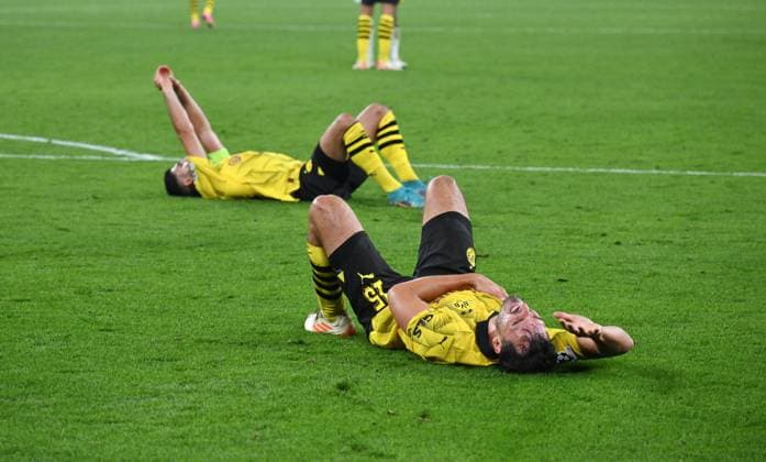 Mats Hummels (Borussia Dortmund), vorne, und Emre Can (Borussia Dortmund) nach dem Abpfiff 04.10.2023, Fussball Champions League, Saison 2023 2024, Vorrunde, 2. Spieltag, Borussia Dortmund - AC Mailand Dortmund Signal Iduna Park Nordrhein Westfalen Deutschland