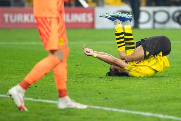 UEFA Champions League, Borussia Dortmund - AC Mailand, 04.10.2023 Ramy Bensebaini (Borussia Dortmund, 5) am Boden , UEFA Champions League, Borussia Dortmund - AC Mailand, 2. Gruppenspiel, am 4.10.2023, Signal Iduna Park, Dortmund UEFA regulations prohibit any use of photographs as image sequences and or quasi-video Copyright: xBEAUTIFULxSPORTS Meuselx