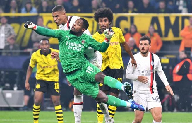 Fussball, Champions League, Deutschland, Herren, Saison 2023 2024, 2. Spieltag, Signal Iduna Park Dortmund: Bor. Dortmund - AC Mailand 0:0; Mike Maignan (ACM), Malick Thiaw (ACM), Karim Adeyemi (BVB). Aktion UEFA REGULATIONS PROHIBIT ANY USE OF PHOTOGRAPHS AS IMAGE SEQUENCES AND OR QUASI-VIDEO