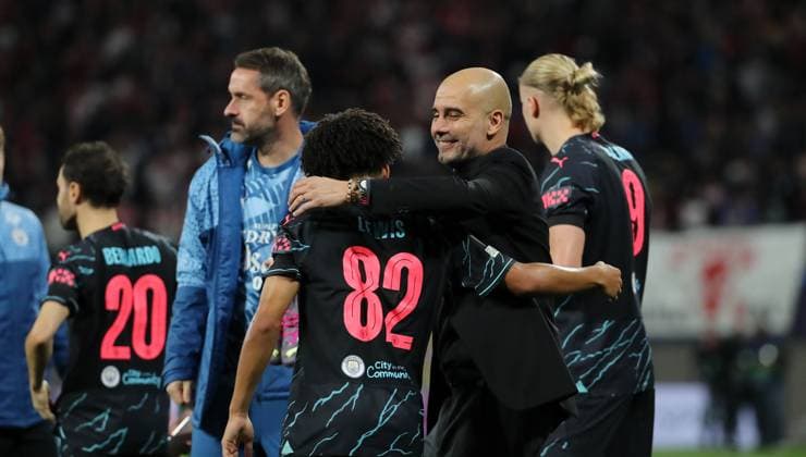 Trainer Pep Guardiola jubelt nach Spielende mit Rico Lewis Fußball Fussball UEFA Champions League UCL Herren 2.Spieltag Saison 2023 2024 04.10.2023 Rasen Ballsport RB Leipzig RBL vs Manchester City DFL regulations prohibit any use of photographs as image sequences and or quasi-video.