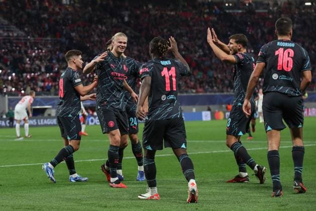 04.10.2023, xtgx, Fussball UEFA Champions League, RB Leipzig - Manchester City emspor, v.l. Jeremy Doku (Manchester City, 11) Jubel, Torjubel, jubelt ueber das Tor, celebrate the goal, celebration (DFL DFB REGULATIONS PROHIBIT ANY USE OF PHOTOGRAPHS as IMAGE SEQUENCES and or QUASI-VIDEO) Leipzig