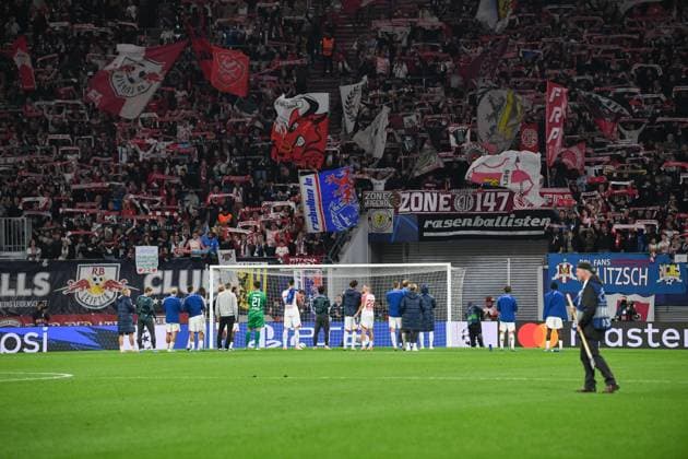 Fussball, Herren, Saison 2023 2024, UEFA Champions League (Gruppe G, 2. Spieltag), RB Leipzig - Manchester City, v. l. Die Spieler von RB Leipzig vor der Fankurve, 04.10. 2023, Copyright: xSebastianxRäppold MatthiasxKochx